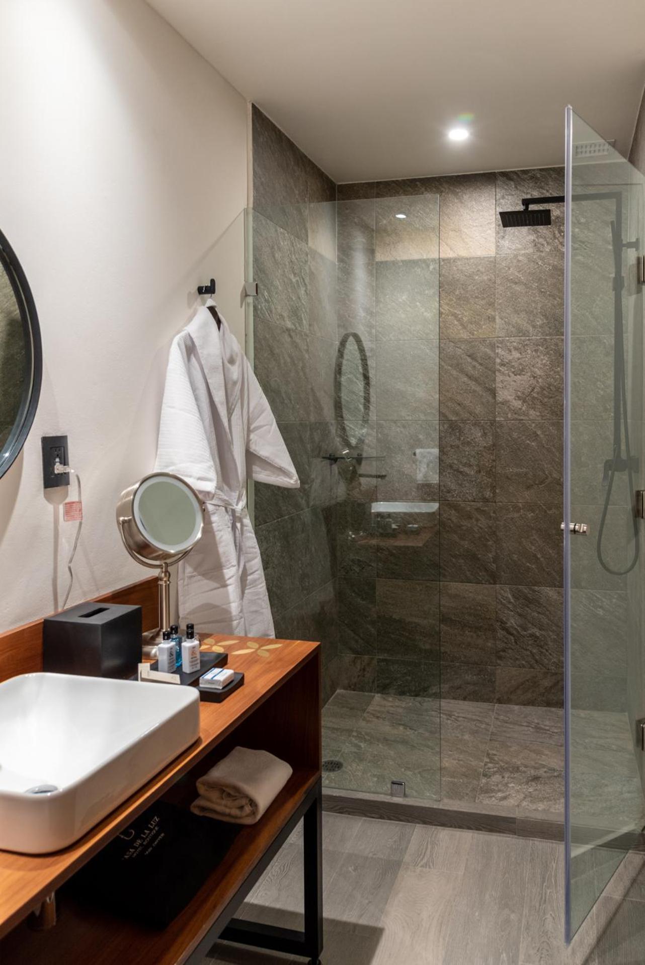 Standard Suite,1774067765:JPEG